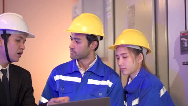 亚洲电气工程师小组检查或检查中央控制室的肖像 在维修室工作的电气维修工程师 — 图库视频影像
