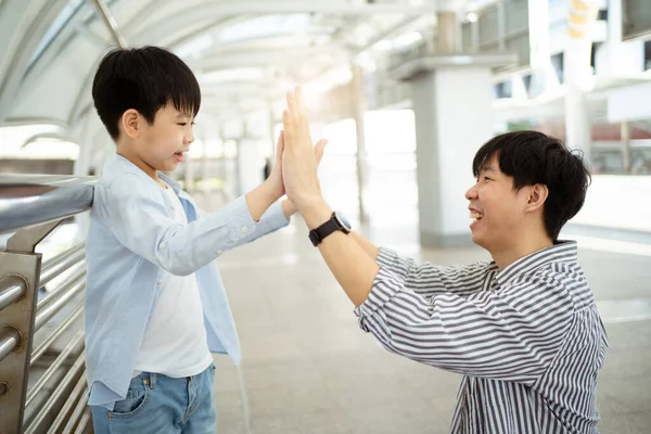 Father Son Travel Together City — Stock Photo, Image