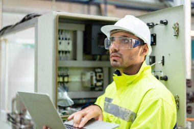 Otomatik üretim fabrikasındaki makineleri inceleyen Asyalı profesyonel makine mühendisi. Uzman mesleği kavramı.