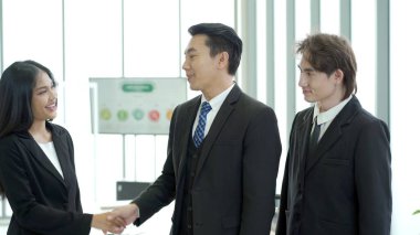 İş adamları iş görüşmeleri bittikten sonra el sıkışıyorlar. İş ortaklığına ve meslektaşına güven. İş konseptinde başarılı