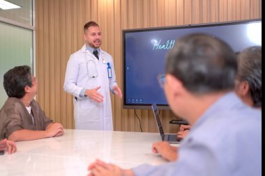 Profesyonel, uzman bir doktor yaşlı bir hastayla tıbbi odak grubu kuruyor. Doktor yaşlı insanlara tıbbi bakım ve beslenme hakkında açıklama yapıyor..