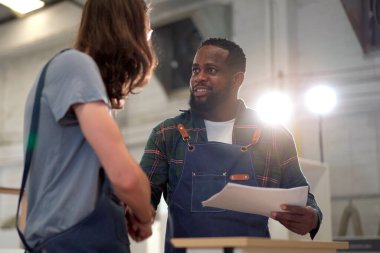 Profesyonel erkek marangozlar projelerini bitirdikten sonra el sıkışıyorlar..