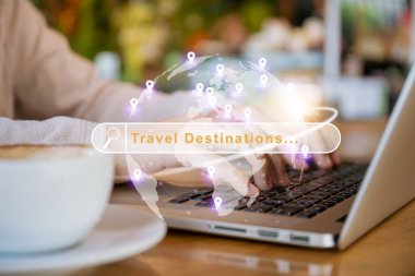 Tatil aramak için dizüstü bilgisayar kullanan tanınmayan Asyalı kadın - arama motoru metin kutusu ve küresel harita ile tatil gezisi ve varış yerleri.