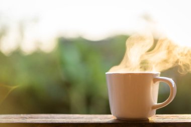 Sabahları güzel bir gündoğumu ışığı ve sıcak bir kahve ve Moka Pot 'un fotokopi alanı ile kapanması. Güzel doğal güneş Bokeh 'i aydınlatıyor ve sabahları kahve fincanı.