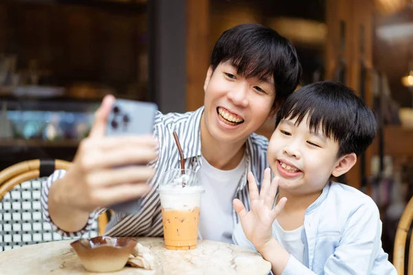 Boldog Ázsiai Apa Fia Élvezze Szelfi Fotózás Vagy Videó Hívás — Stock Fotó