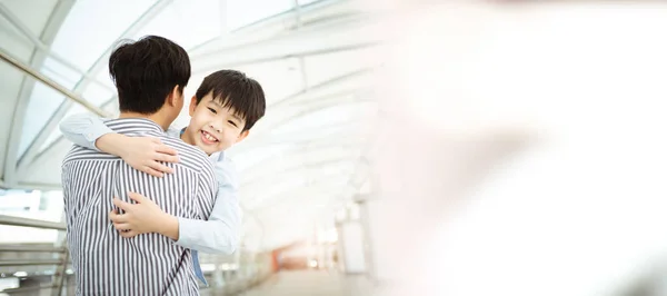 Gelukkige Vrolijke Aziatische Kleine Jongen Rennen Naar Zijn Vader Spoorweg — Stockfoto