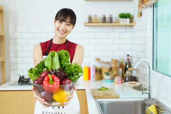 Yemek Pişirmeden Önce Sağlıklı Bir Asyalı Kadın Mutfak Musluğunda Sebze — Stok fotoğraf