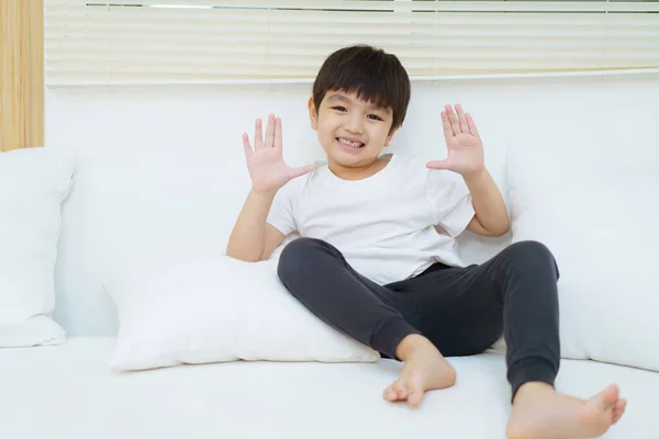 Счастливый Веселый Азиатский Маленький Мальчик Сидит Диване Играет Камерой Маленький — стоковое фото
