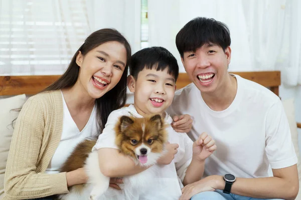 Веселий Азіатський Батько Син Люблять Бавитися Гарним Маленьким Собакою Вітальні — стокове фото
