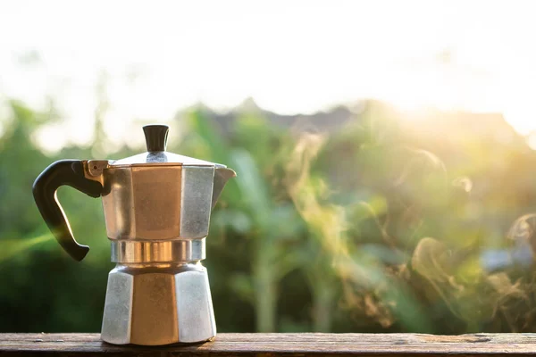 Sabahları Güzel Bir Gündoğumu Işığı Sıcak Bir Kahve Moka Pot — Stok fotoğraf