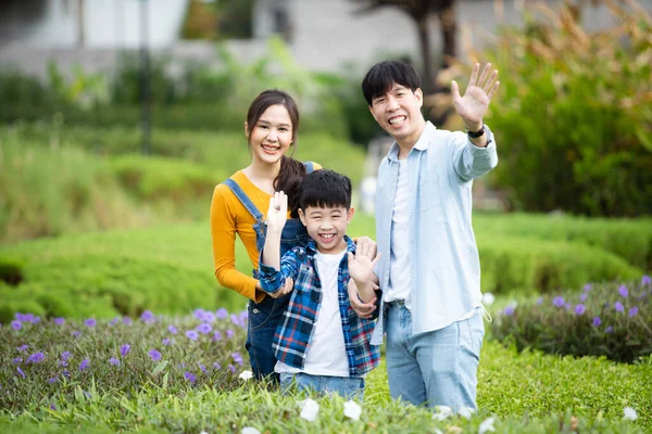 Mutlu Asyalı Aile Babası Anne Oğlu Çiçeklerde Botanik Bahçesinde Fotoğraf — Stok fotoğraf