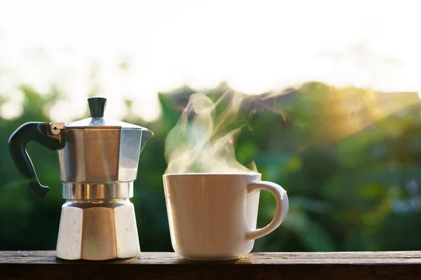 Schöne Sonnenaufgangsbeleuchtung Morgen Mit Heißem Kaffee Und Moka Pot Aus — Stockfoto