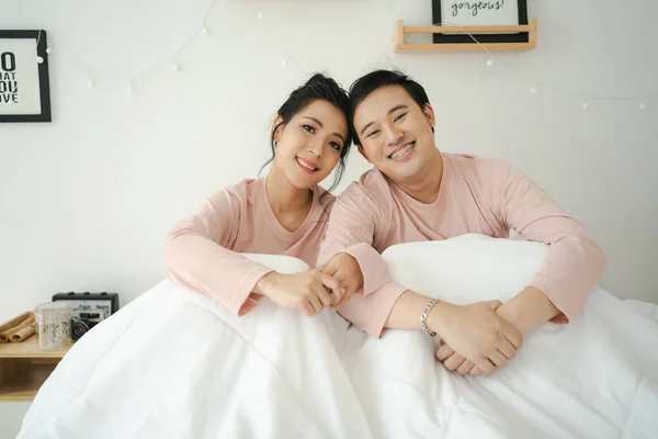 Mutlu Romantik Asyalı Çift Portresi Yatak Odasında Pencereden Yansıyan Doğal — Stok fotoğraf