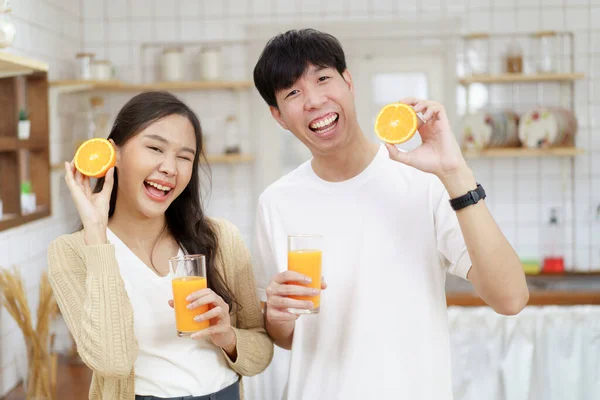 Щасливий Азіатський Чоловік Жінка Показують Півкола Свіжих Апельсинових Фруктів Камери — стокове фото