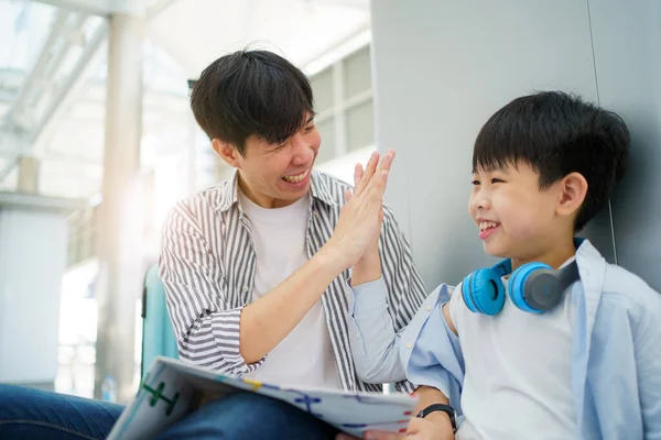 Mutlu Asyalı Aile Şehir Merkezinde Birlikte Seyahat Ediyor Baba Oğluyla — Stok fotoğraf
