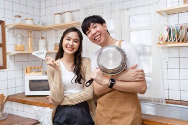 Mutlu Asyalı genç çift portresi Mutfakta birlikte.