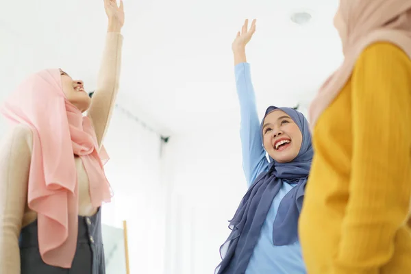 美しいスマートアジアのイスラム教徒の女性のグループは 部屋に立って一緒に議論をしている 現代のイスラム社会の概念 女性イスラム教徒の学生の話 — ストック写真