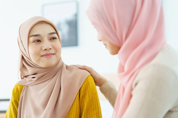 アジアのイスラム教徒の女性は 重要な問題を抱えている彼女の友人を奨励します 彼女の友人の手に触れ共感を抱いている女性 — ストック写真