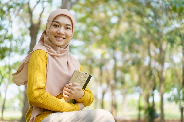 Szczęśliwy Wesoły Azjatycki Piękny Muzułmanin Kobieta Czyta Książkę Koran Pod — Zdjęcie stockowe