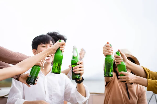 Группа Азиатских Молодых Людей Время Кемпинга Парке Удовольствием Выпивает Пиво — стоковое фото