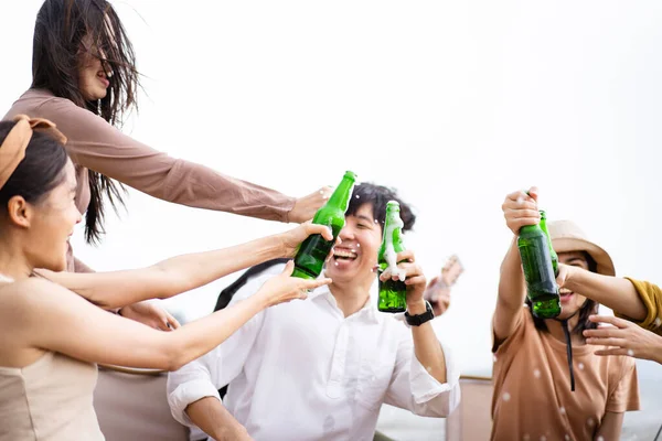 Grupa Młodych Azjatów Pije Razem Piwo Podczas Kempingu Parku Azjatyckie — Zdjęcie stockowe