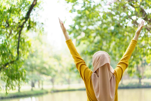 幸せな陽気なアジアの美しい女性のイスラム教徒は 運動を練習し 公園でコピースペースに近いストレッチ 現代のイスラム教徒の女性のライフスタイルと多様性の概念 — ストック写真
