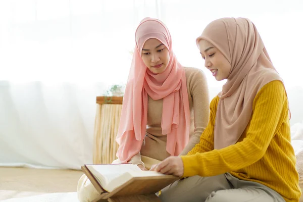 Piękna Azjatka Młoda Muzułmanka Siedzieć Podłodze Jej Domu Modlić Się — Zdjęcie stockowe