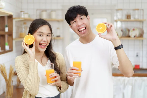 Щасливий Азіатський Чоловік Жінка Показують Півкола Свіжих Апельсинових Фруктів Камери — стокове фото