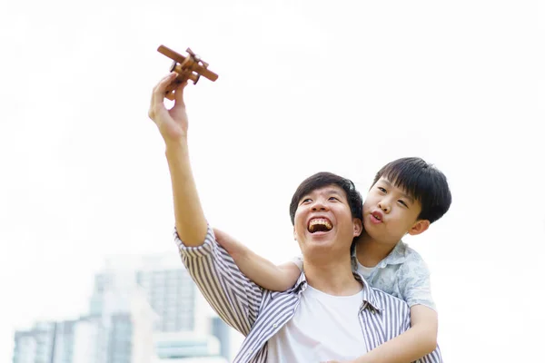 Счастливый Весёлый Азиатский Папочка Маленький Сын Играют Вместе Деревянной Воздушной — стоковое фото