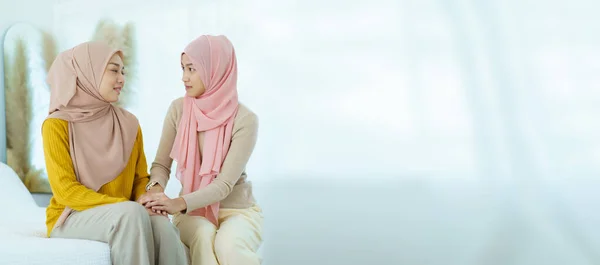 アジアのイスラム教徒の女性は 重要な問題を抱えている彼女の友人を奨励します 彼女の友人の手に触れ共感を抱いている女性 — ストック写真