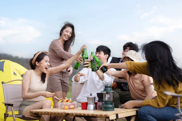 Группа Азиатских Молодых Людей Время Кемпинга Парке Удовольствием Выпивает Пиво — стоковое фото