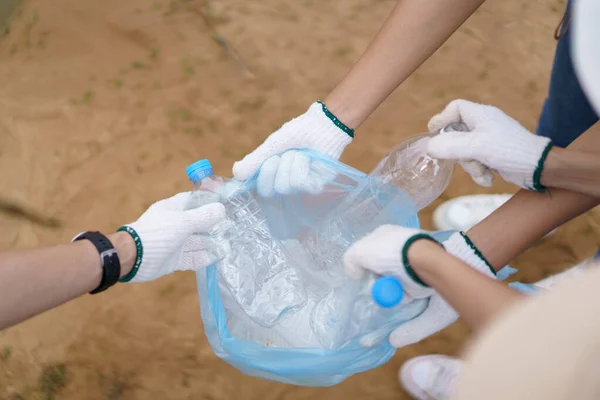 Группа Молодых Азиатов Добровольцев Помогает Собирать Собирать Мусор Пластиковой Бутылки — стоковое фото
