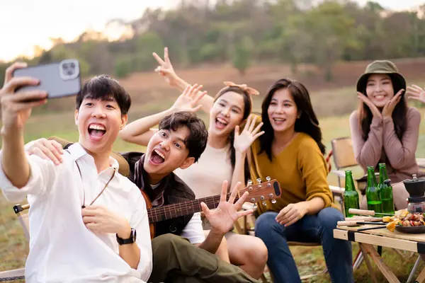 Группа Счастливых Азиатских Юношей Девушек Наслаждаются Кемпингом Вечеринкой Вместе Друзья — стоковое фото