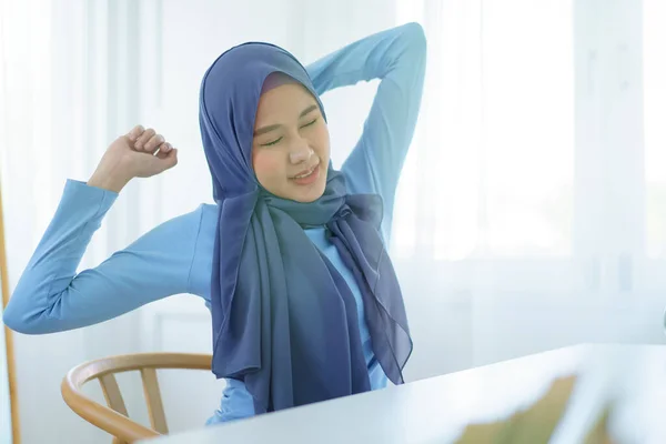 Asiático Jovem Muçulmano Mulher Negócios Trabalhador Colarinho Branco Fazendo Esticar — Fotografia de Stock