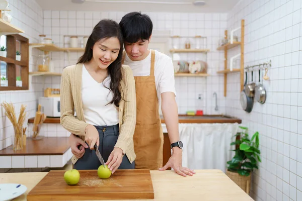 Mutlu Asyalı Çift Mutfakta Organik Sebze Salatası Yapıyor Yemek Bıçağı — Stok fotoğraf