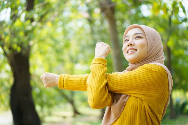 幸せな陽気なアジアの美しい女性のイスラム教徒は 運動を練習し 公園でコピースペースに近いストレッチ 現代のイスラム教徒の女性のライフスタイルと多様性の概念 — ストック写真