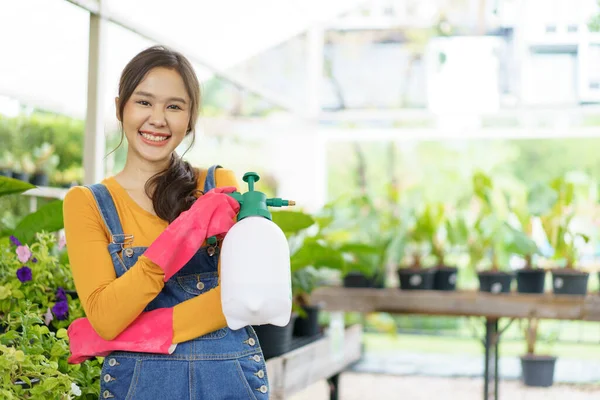 Mujer Asiática Feliz Niño Pequeño Plantando Una Casa Plantas Invernadero — Foto de Stock