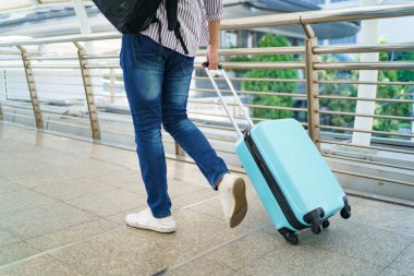 Mutlu, Asyalı yakışıklı genç adam elinde bavulla şehir istasyonunda tek başına yürüyor. Asyalı turist şehirde seyahat ediyor..