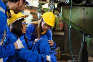 Fabrika kadın siyah etnik köken işçileri makineler ve arkadaşları üzerinde çalışırken bir kaza geçirdi. Meslektaşları ona hemen destek olmaya ya da yardım etmeye geldiler. Fabrika konseptinde güvenlik eğitimi.