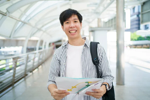 Feliz Joven Guapo Asiático Alegre Caminando Estación Tren Ciudad Solo — Foto de Stock