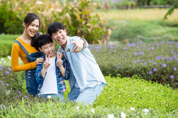 Happy Asian Family Father Mother Son Posing Photography Flowers Botanical — Stock Photo, Image