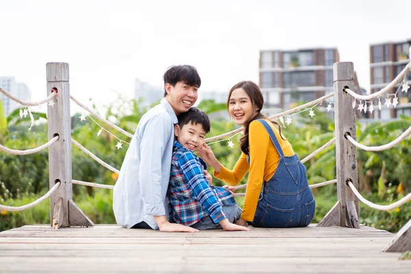 Mutlu Mutlu Asyalı Aile Rahatlayın Göl Bahçesinde Birlikte Kalın Baba — Stok fotoğraf