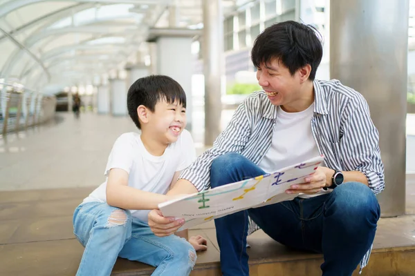Szczęśliwy Wesoły Azjatyckiej Rodziny Podróżujących Centrum Razem Koncepcji Ojciec Patrzy — Zdjęcie stockowe