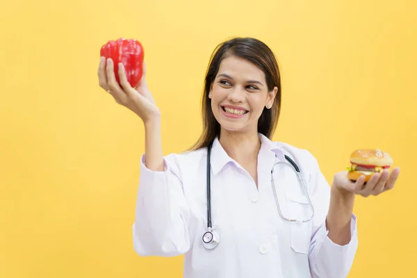 Vrolijke Vrolijke Vrouwelijke Arts Voedingsdeskundige Houden Tonen Een Groente Hamburger — Stockfoto