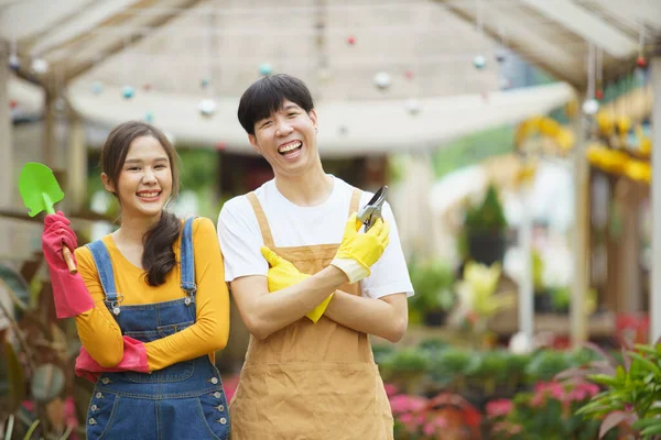 Mutlu Asyalı Erkek Kadın Bahçıvanın Portresi Serada Fotokopi Aletiyle Poz — Stok fotoğraf