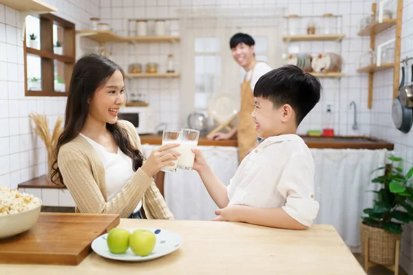 Asyalı Şirin Çocuk Mutfakta Ailesiyle Kahvaltı Yapıyor Çocuk Elinde Bir — Stok fotoğraf