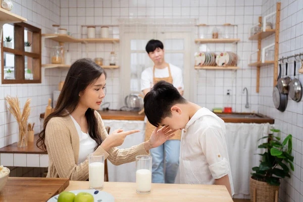 Anne Mutfakta Oğluna Bağırıyor Çünkü Oğlu Süt Içmeyi Sebze Yemeyi — Stok fotoğraf
