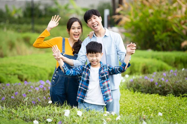 Happy Asian Familie Vader Moeder Zoon Poseren Voor Een Fotografie — Stockfoto