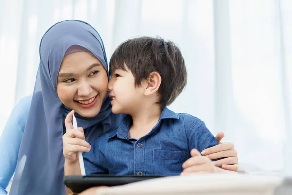 Szczęśliwa Wesoła Azjatycka Muzułmańska Rodzina Mieszkająca Razem Weekend Muzułmanka Obejmująca — Zdjęcie stockowe