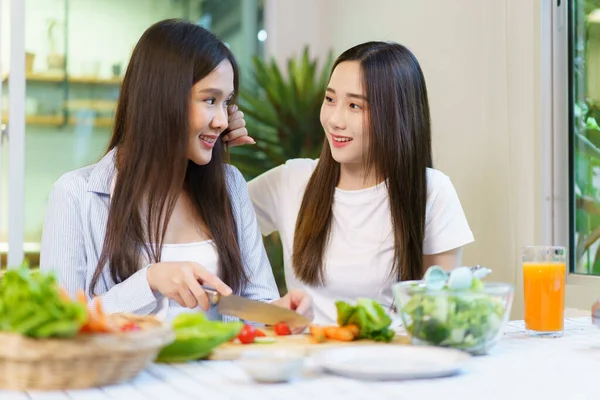 Ázsiai Nők Élvezik Reggelit Szerves Narancslevet Isznak Együtt Ebédlőben Aranyos — Stock Fotó